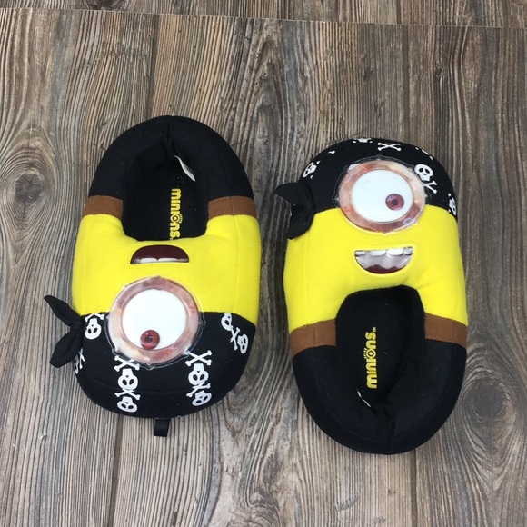 Minions Slippers Size 2-3Y Like New No Issues - Picture 1 of 8